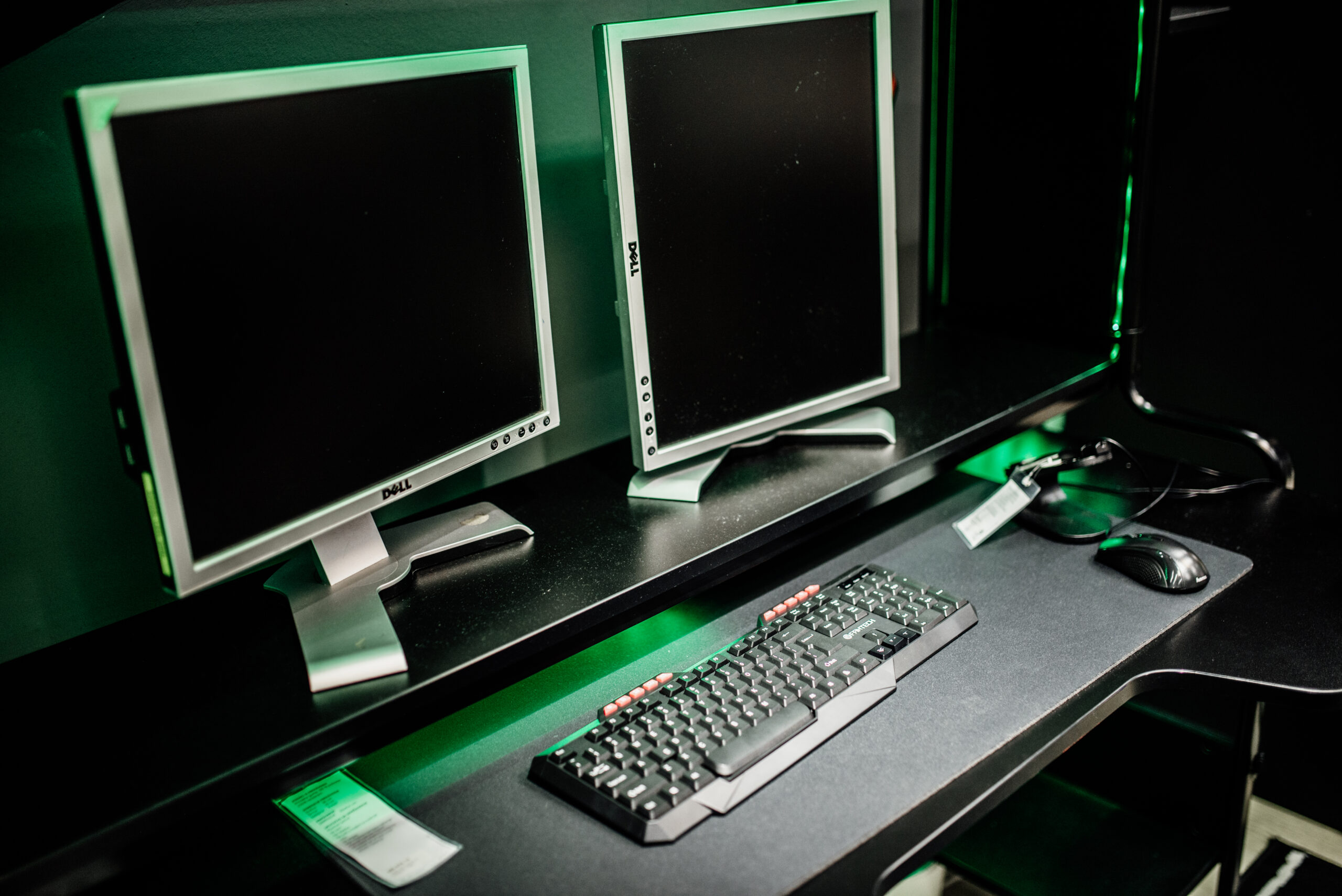 Dual monitor setup in a gaming room with keyboard and mouse Dual monitor setup in a gaming room with keyboard and mouse